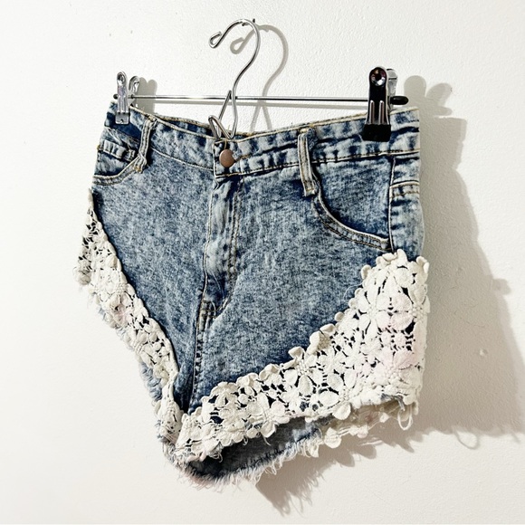 36 Point 5 Denim Jean Shorts Crocheted Lace Details Patch Pockets Acid Wash - Picture 2 of 9